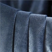 Útulná zamatová látka na pohovku